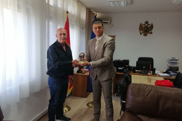 PREDSJEDNIK BOŠNJAČKOG SAVEZA CRNE GORE IZ NJUJORKA URUČIO STATUU ZAHVALNOSTI DIREKTORU UPRAVE ZA DIJASPORU