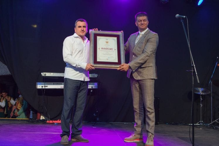 DIREKTOR UPRAVE ZA DIJASPORU URUČIO POVELJU PEROJSKIM CRNOGORCIMA