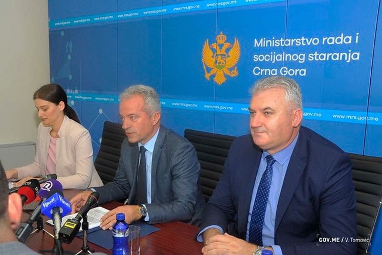 Saopštenje: Ministarstvo rada i socijalnog staranja potpisalo ugovore sa 31 NVO