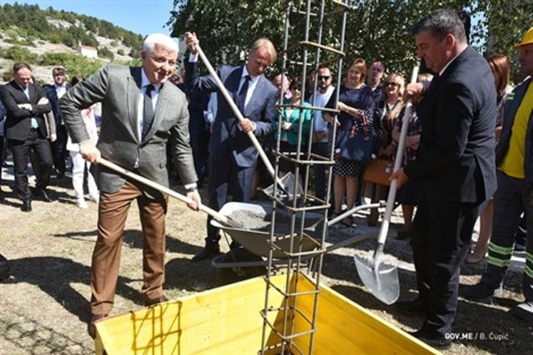 Premijer Marković počeo radnu posjetu Nikšiću svečanim obilježavanjem početka izgradnje Doma za stare