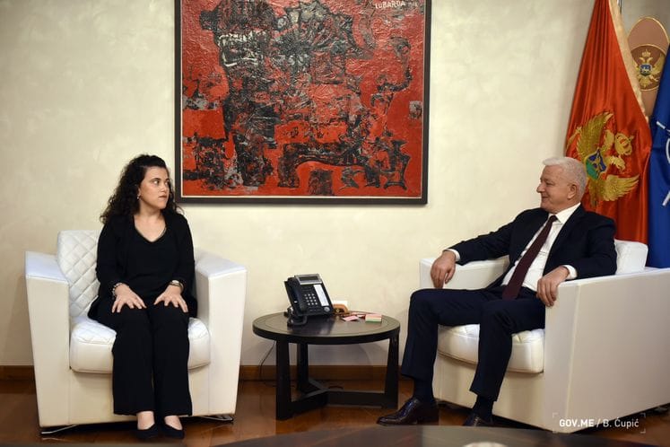 Premijer Marković zaposlio slijepu djevojku Merimu Feratović