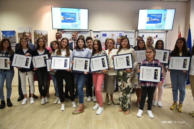 Đaci da uče strane jezike i informišu se o mogućnostima koje EU pruža