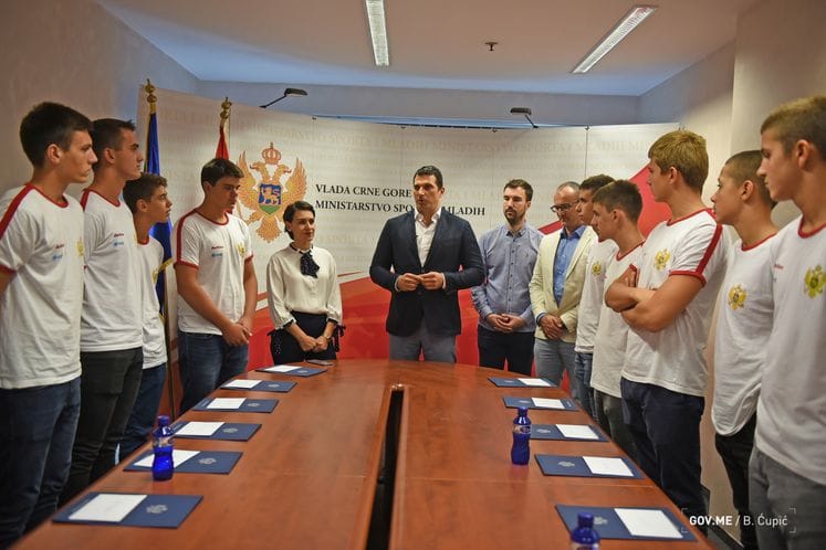 Stipendije za srebrne ajkulice