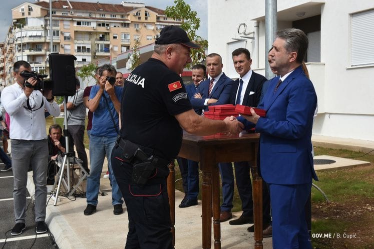 Ministar Nuhodžić uručio ključeve stanova pripadnicima službi bezbjednosti: Držimo riječ i nastavljamo da rješavamo stambeno pitanje državnih službenika