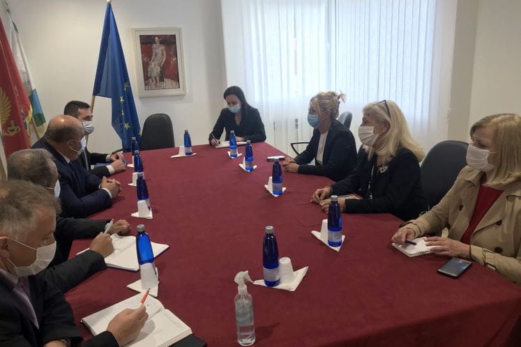 Ministarka Pribilović posjetila opštine Petnjicu, Plav i Gusinje: Uručeni računari za elektronsko testiranje