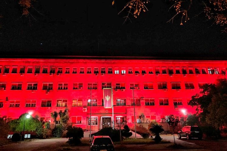 Zgrada MUP-a osvijetljena u narandžasto povodom Međunarodnog dana borbe protiv nasilja nad ženama: Zaštita žena od nasilja je prioritet