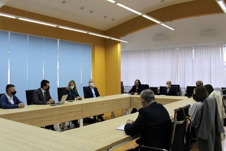 Ministartka Bratić se sastala sa predstavnicima Sindikata prosvjete, Udruženja „Roditelji“ i NVO NARDOS: Zajedno napraviti plan za drugi dio školske godine