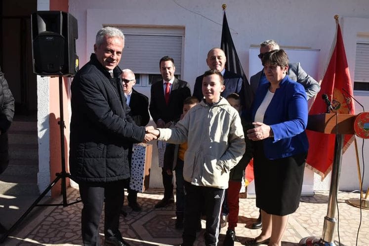 Ministar Purišić obišao završene stanove za porodice u stanju socijalne potrebe u Spužu