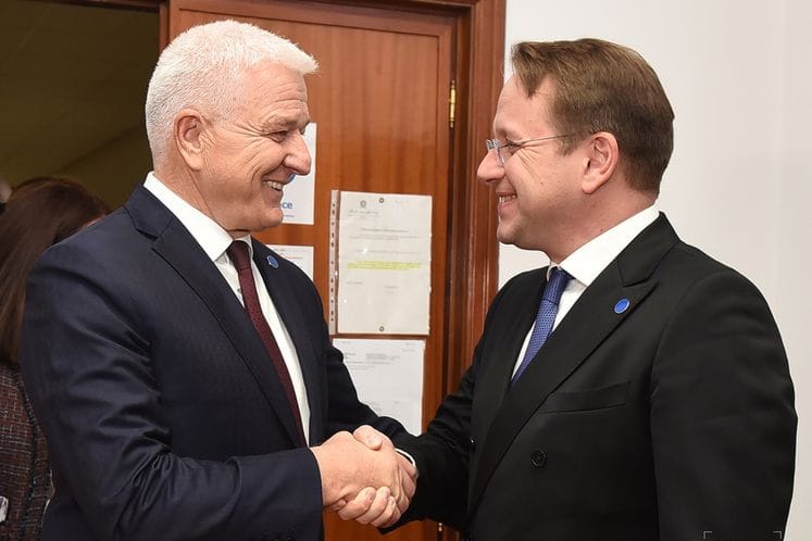 Premijer Duško Marković razgovaraće u petak sa komesarom EU za proširenje Oliverom Varheljijem