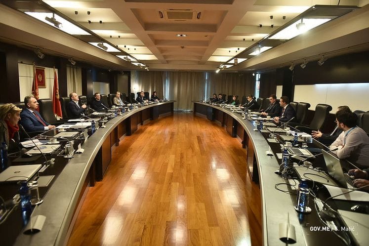 NKT za zarazne bolesti donijelo nove mjere: obustava putničkog međunarodnog saobraćaja, najviše dvije osobe zajedno na javnim mjestima…