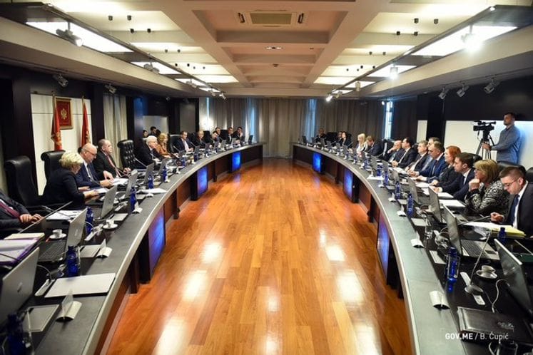 NKT za zarazne bolesti donijelo nove mjere: obustava putničkog međunarodnog saobraćaja, najviše dvije osobe zajedno na javnim mjestima