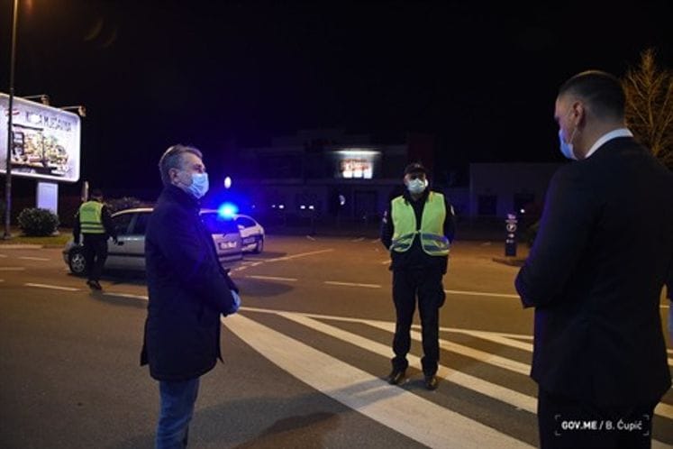 Minister Nuhodžić with police officers at field last night: Adopted measures are necessary, institutions are determined to prosecute non-compliance without exception