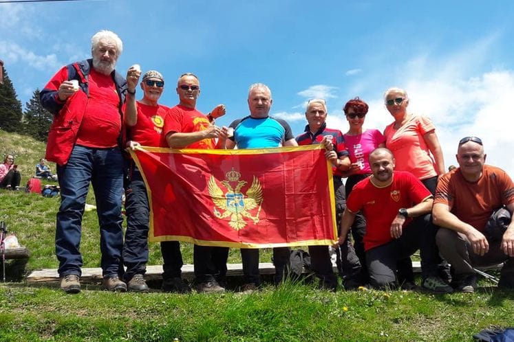 Crnogorska zastava vijorila na vrhovima Golice i Stenar u Sloveniji u čast Dana nezavisnosti Crne Gore