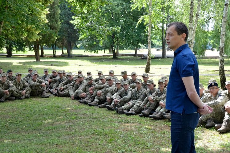 Ministar Bošković na druženju sa vojnicima