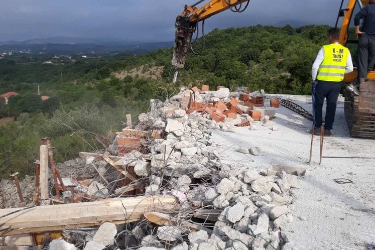 Saopštenje: U Ulcinju započeto rušenje nelegalno građenog objekta koji je narušavao ambijentalnu cjelinu Crkve Svetog Vasilija Ostroškog iz XVIII vijeka