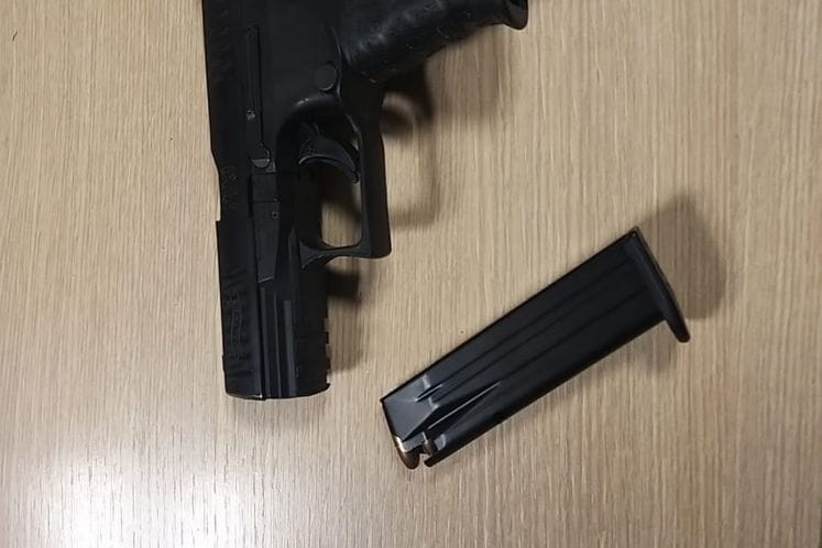 Uhapšena osoba kod koje je pronađen pištolj sa metkom u cijevi