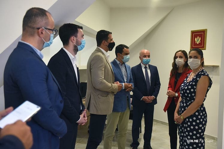 Završeni teren i omladinski servis u Baru