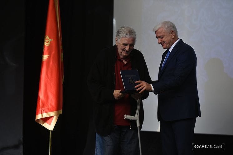 Premijer Marković uručio Branku Banjeviću književnu nagradu „Božo Bulatović“: Čitava crnogorska istorija djeluje kao epopeja narodu koji se stalno bori za pravo da odlučuje o sebi