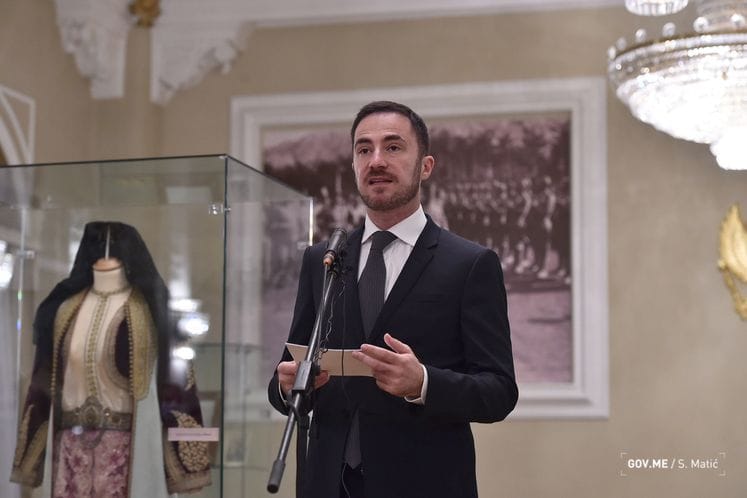 Ministar Bogdanović otvorio izložbu „110 godina od obnove Kraljevine Crne Gore“: Sjećanje na nacionalni iskorak vrijedan najvećeg priznanja i slave