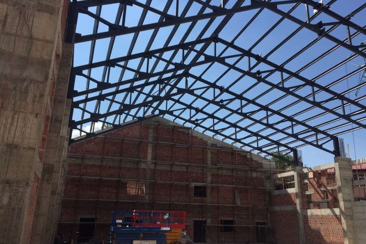 Izgradnja sportskog objekta za dvije škole u Rožajama stigla do krova