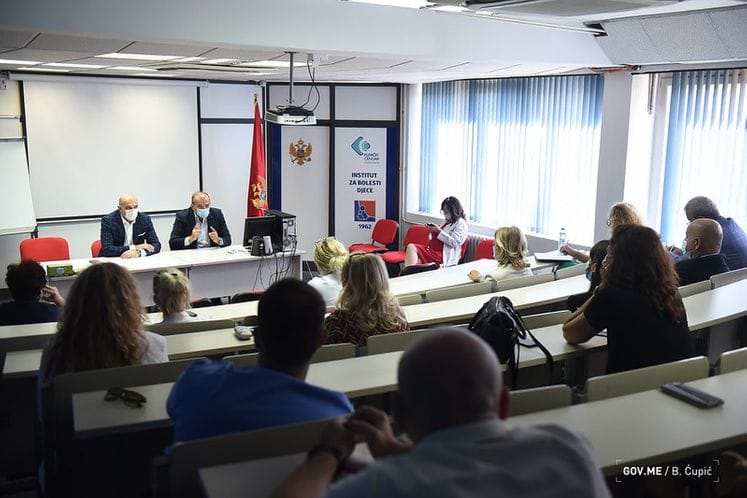 Crisis Medical Staff: Physical examination of patients with COVID19 symptoms in primary health care centres