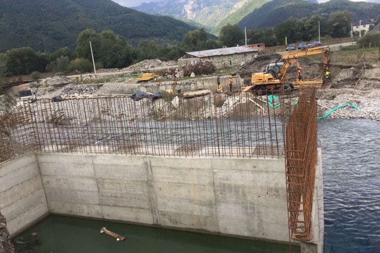 Intenzivirana izgradnja mosta na rijeci Vruji u Gusinju