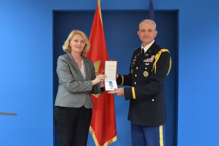 Injac uručila Medalju za zasluge potpukovniku Periju, izaslaniku odbrane SAD-a