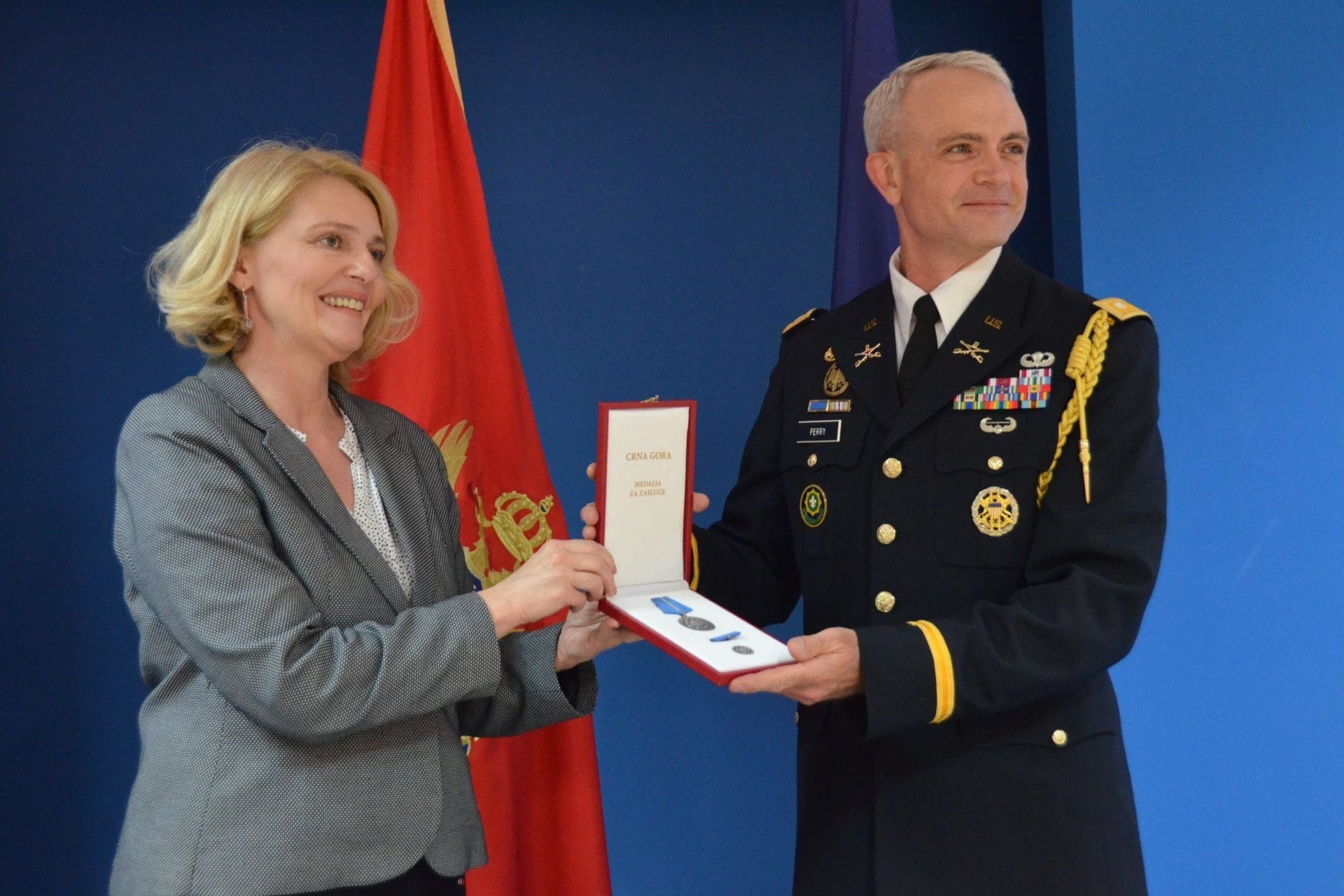 Injac uručila Medalju za zasluge potpukovniku Periju, izaslaniku odbrane SAD-a