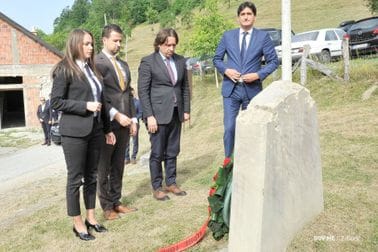 Delegacija Vlade položila vijenac posvećen žrtvama masakra u Velici