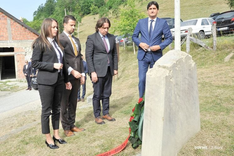 Delegacija Vlade položila vijenac posvećen žrtvama masakra u Velici