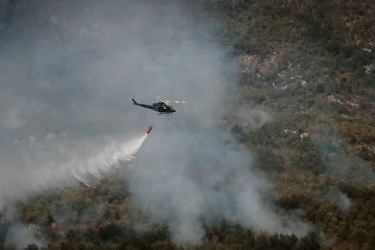 Vojska Crne Gore sa svojim helikopterima gasila požare kod Nikšića