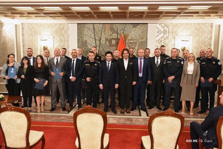 Ministar i direktor sa nagrađenim službenicima