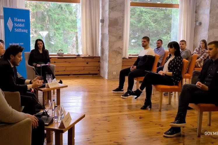 Abazović poručio mladima: Stojite iza svojih ideja, nema toga što ne može da se ostvari