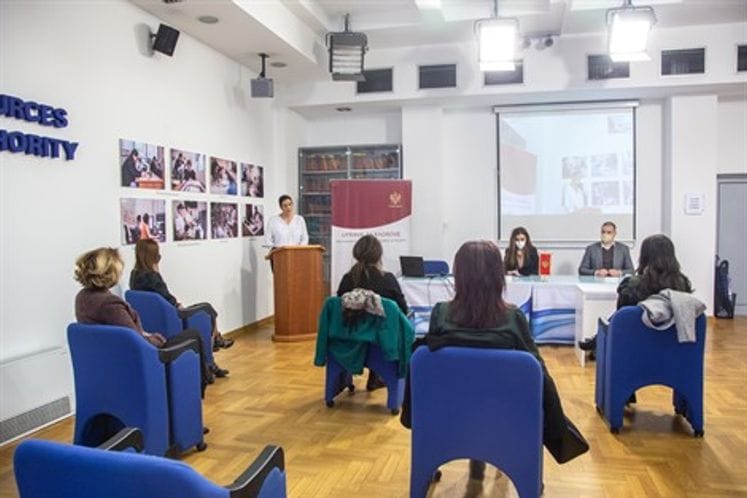 U Upravi za kadrove organizovana je danas dodjela potvrda polaznicima treće generacije Programa obrazovanja za sticanje ključnih vještina za upravljanje ljudskim resursima