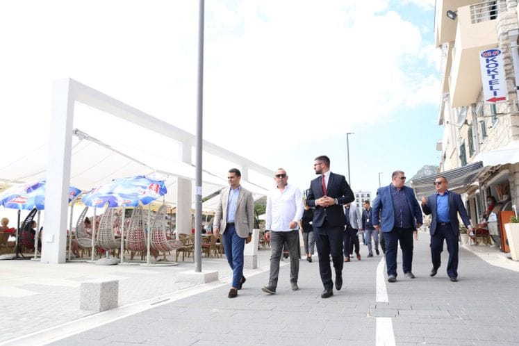 Direktor Lučić u Baru: Nastavlja se investiranje u izgradnju trga i šetališta u Sutomoru