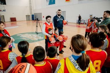 Abazović, Peković i Centar za prava djeteta dijelili djeci lopte i dresove košarkaške reprezentacije