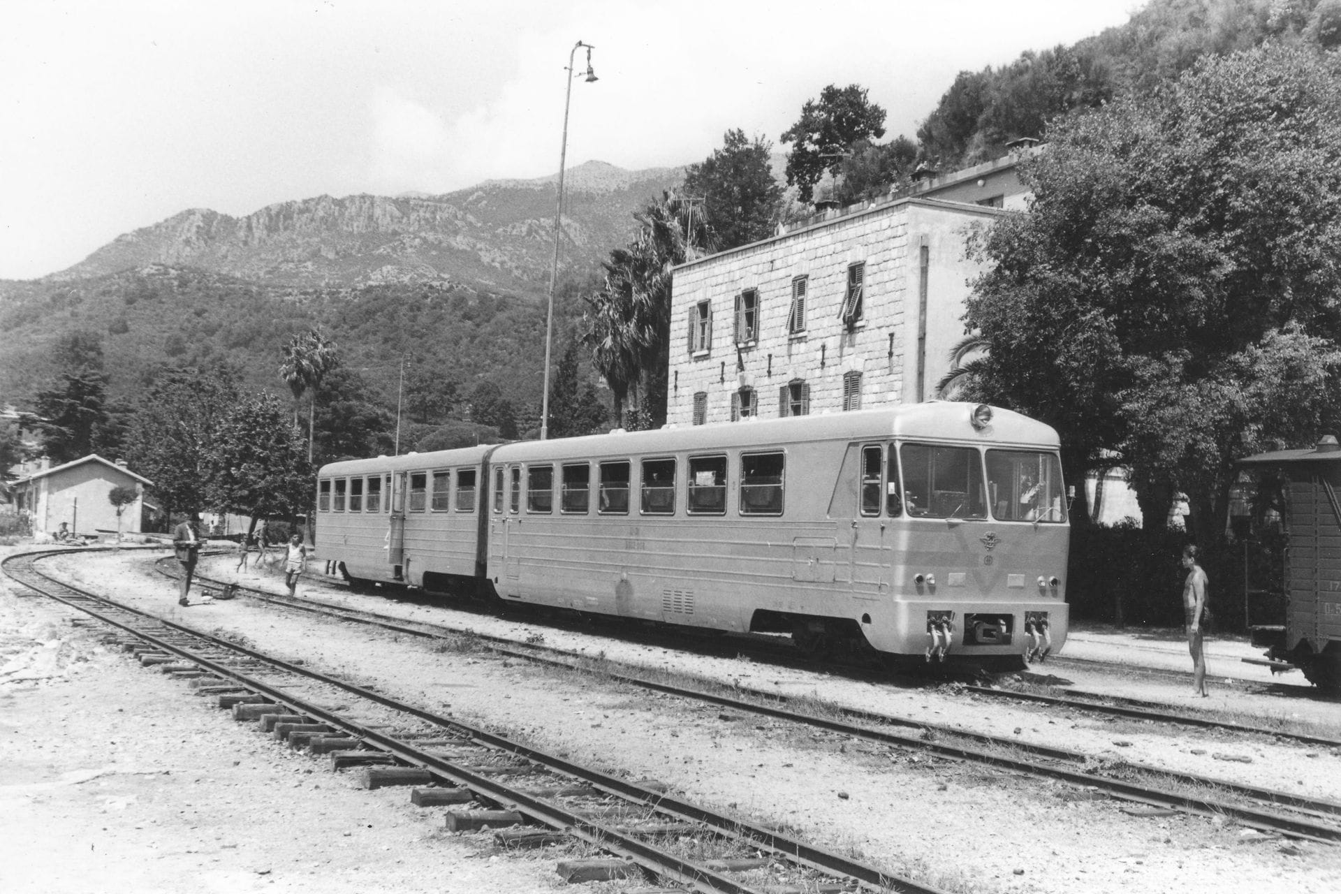Željeznička stanica Zelenika, 8. avgust 1967. foto Herbert Stemmler
