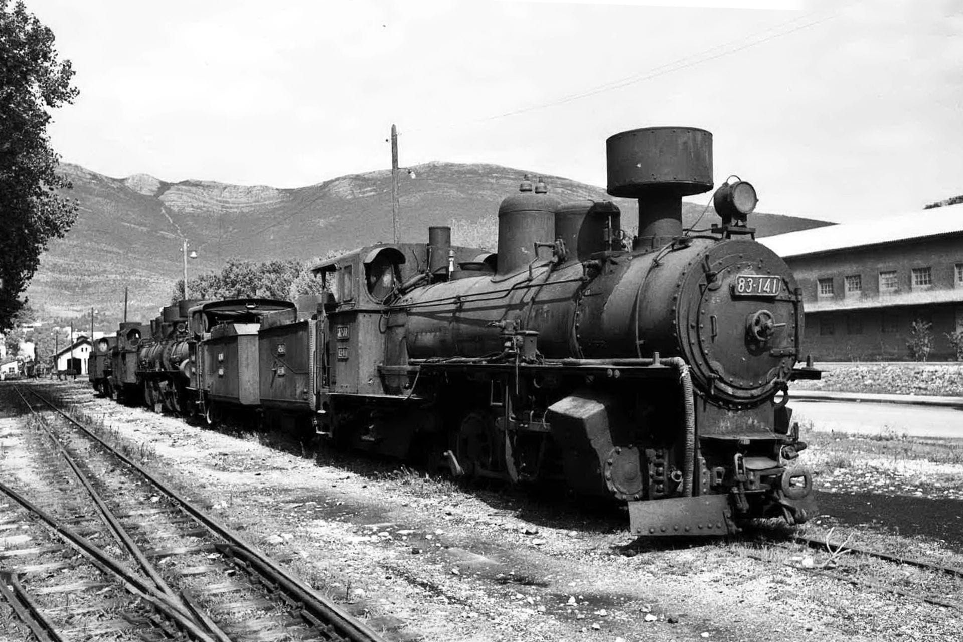 Trebinje, Lokomotiva JŽ 83-141 zajedno sa još tri lokomotive pred kasaciju, oko 1977. godine Foto Pero Nikolić