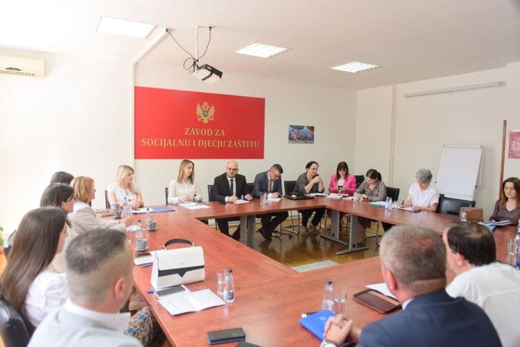Ministar Adrović sa direktorima centara za socijalni rad: Unaprijediti sistem socijalne i dječje zaštite