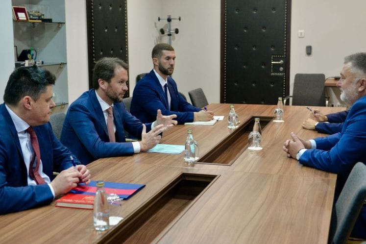 Sastanak ministra odbrane Raska Konjevica sa ambasadorom Slovacke Borisom Gandelom