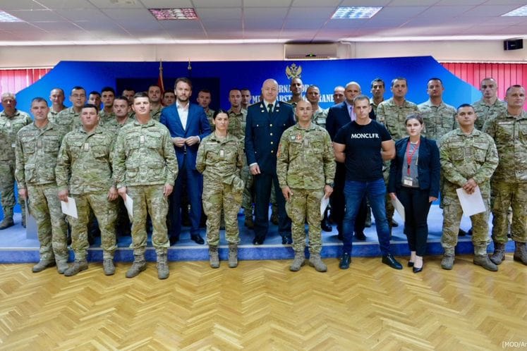 Konjević uručio Odluku: 31 podoficirka i podoficir po ugovoru biće primljeni u stalni radni odnos u Vojsci