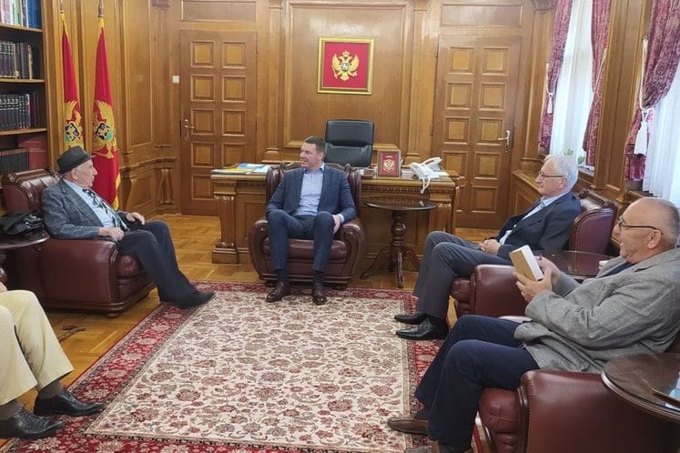 Adžić sa penzionisanim službenicima