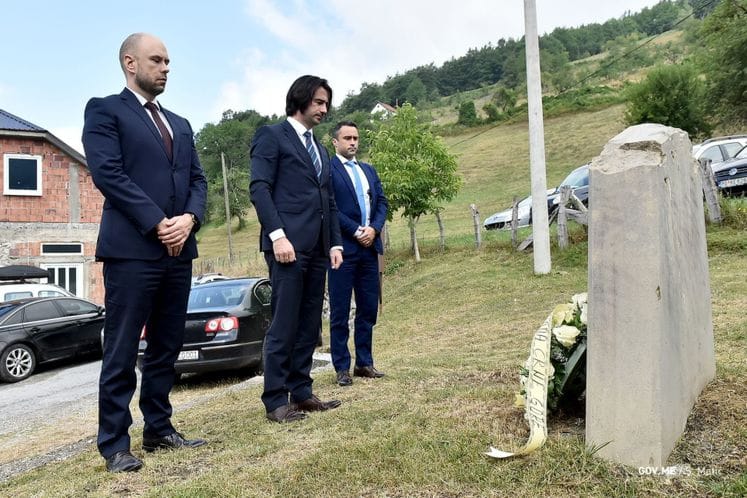 Delegacija Vlade Crne Gore položila vijenac na spomen obilježje u Velici