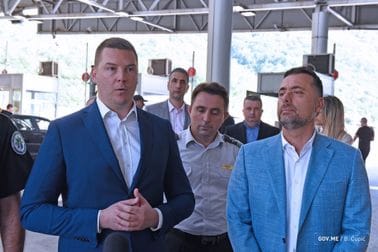 Ministri Đurović i Adžić u posjeti graničnom prelazu Dobrakovo