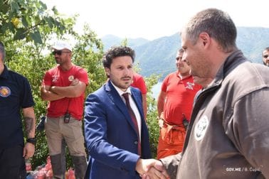Abazović i Adžić posjetili kotorske vatrogasce: Svaka čast heroji, svi ćete biti nagrađeni