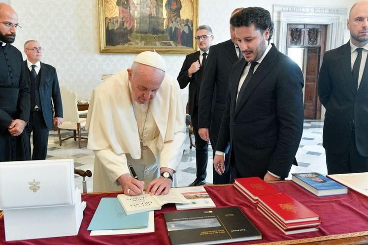 Папа поклонио ауторску књигу са посветом