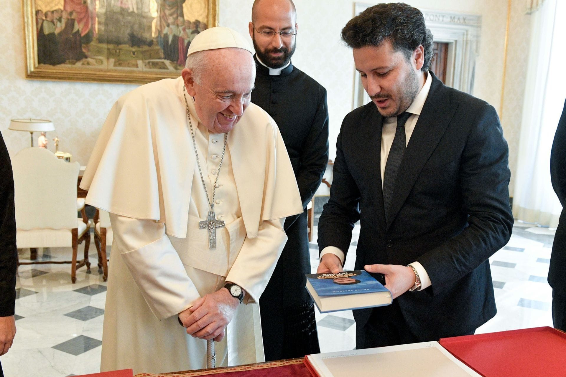 Papa poklonio autorsku knjigu sa posvetom