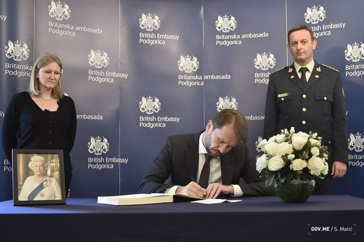 Konjević se upisao u Knjigu žalosti: Kraljica Elizabeta II, inspiracija generacijama koje dolaze