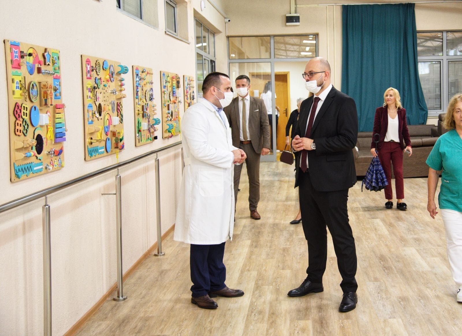 gallery.media[0].alt