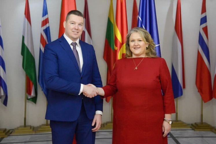 Ministar Adžić sa makedonskom ministarkom odbrane Petrovskom u Skoplju